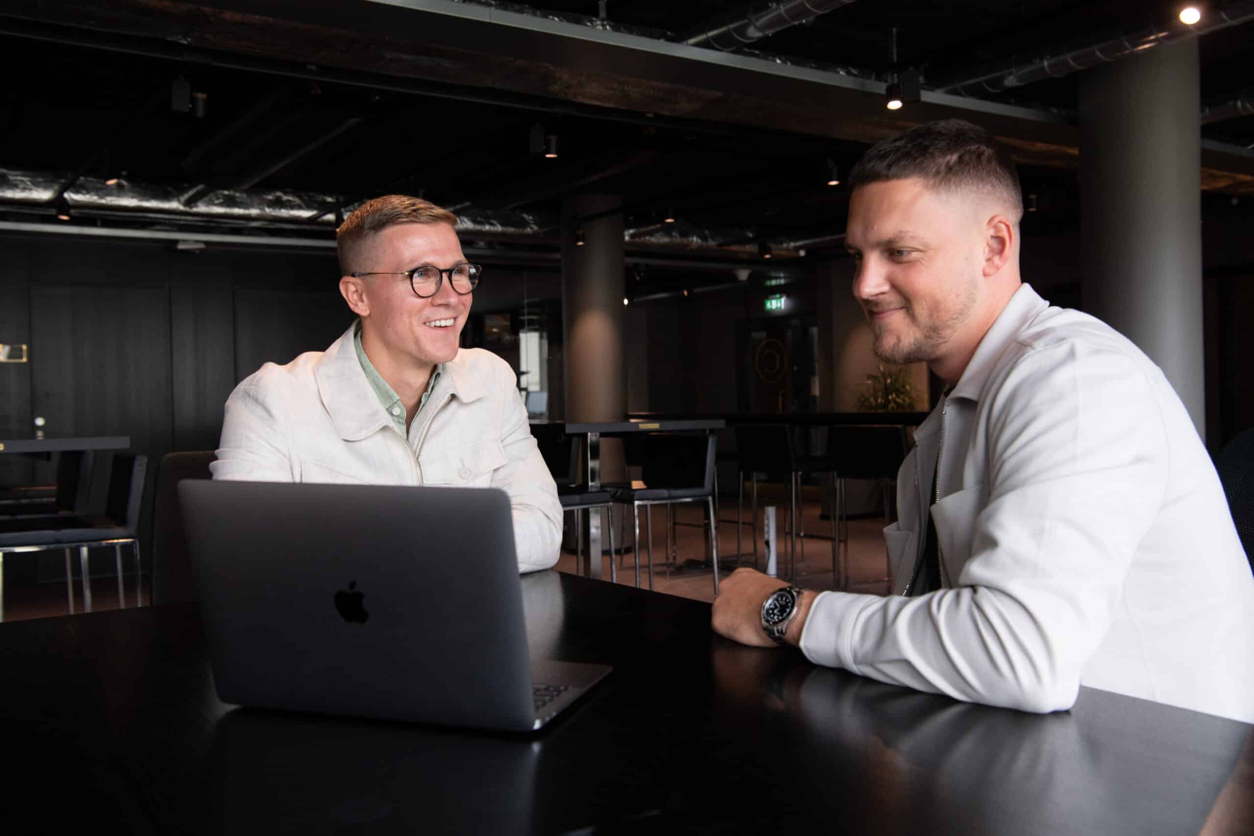 Jonatan Brekke, redovisningskonsult på Techonomic Accounting, ger personlig rådgivning till kund.