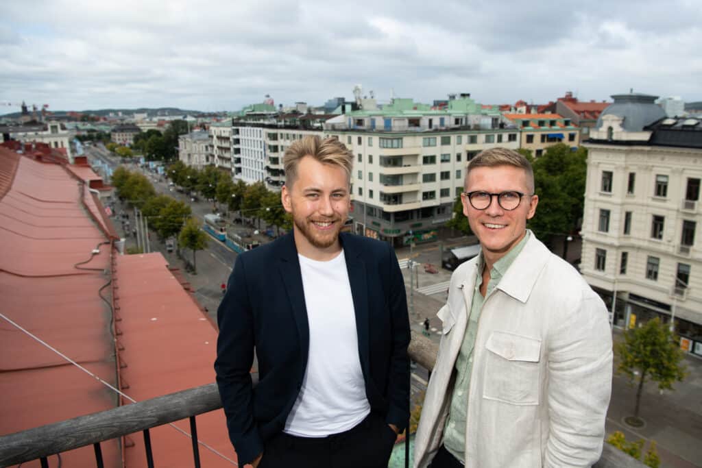 Redovisningskonsulterna Thobias Granström och Jonatan Brekke från Techonomic Accounting fotas utomhus i Göteborg.